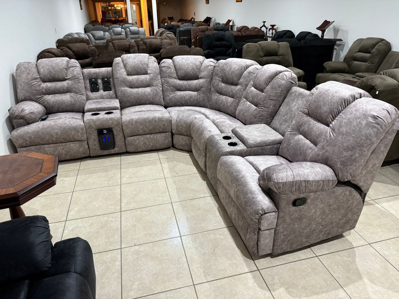 Sala esquinera con 2 reclinables, sistema de audio y masaje imagen 1