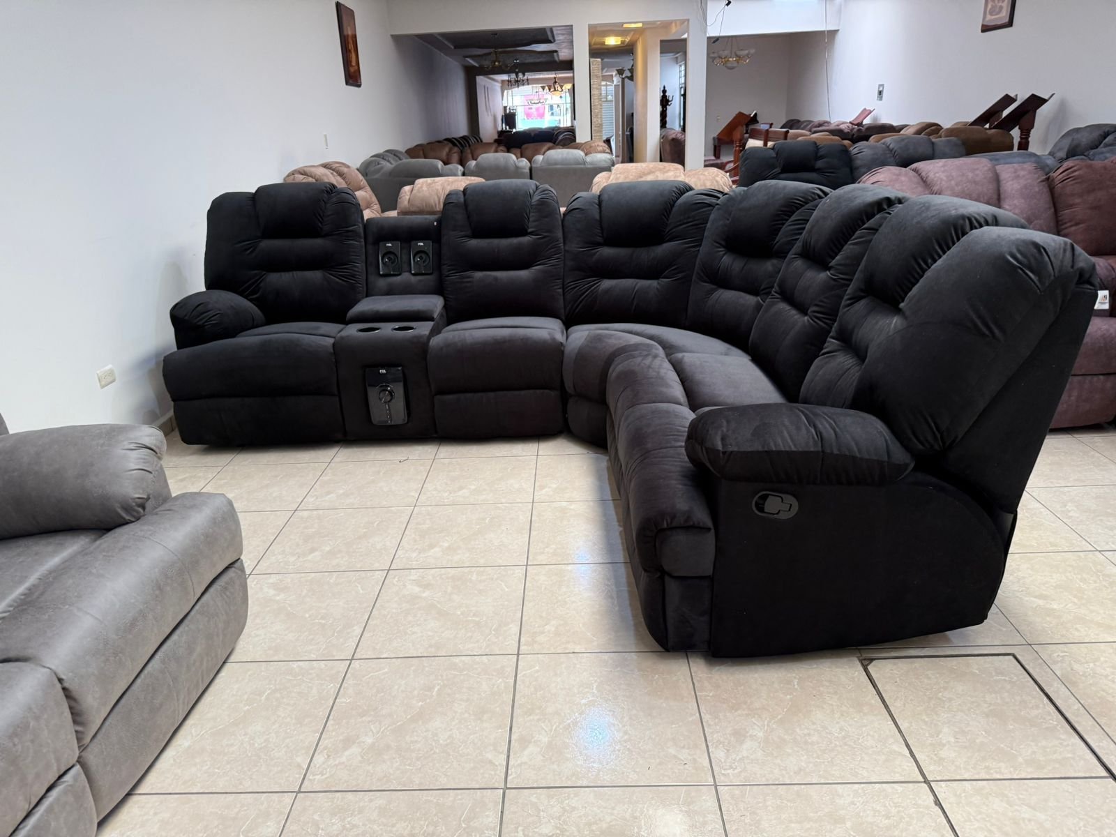 Sala esquinera con 2 reclinables, sistema de audio y masaje imagen 3