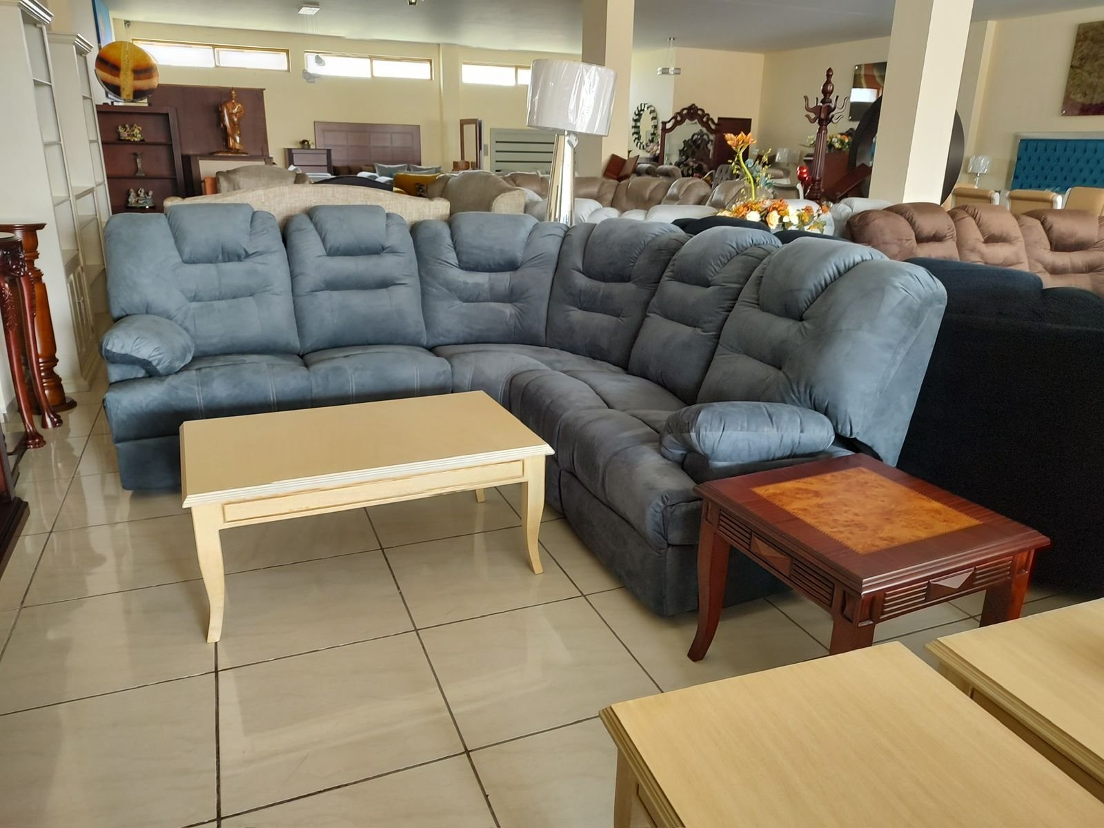 Sala esquinera con 2 reclinables y masaje imagen 3